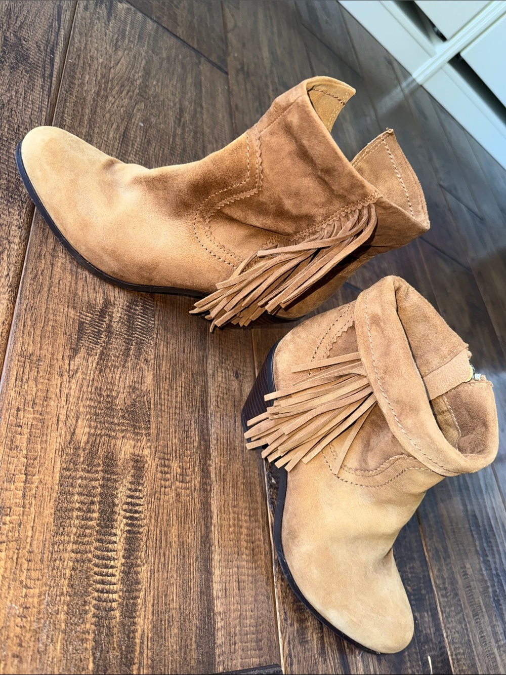 Sam Edelman Fringed Suede Ankle Booties in Tan. Size 8.